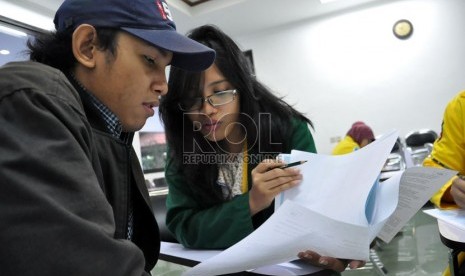 Sejumlah siswa penyandang tuna netra dibantu oleh mahasiswa panitia dalam mengerjakan Ujian Seleksi Bersama Masuk Perguruan Tinggi (SBMPTN) 2013 di Fakultas Hukum UI, Depok,  Selasa (18/6).   (Republika/Rakhmawaty La'lang)