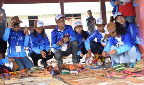 Sejumlah siswa peserta Program 'Siswa Mengenal Nusantara' mengikuti salah satu kegiatan di Jayapura, Ahad (23/7). Sebanyak 20 siswa berprestasi asal Provinsi Sulawesi Utara akan mengikuti kegiatan yang digelar PT Semen Indonesia ini selama sepekan.