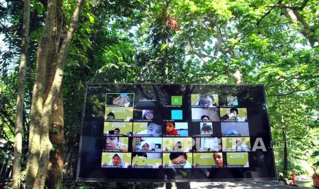 Sejumlah siswa SD Al-Azhar Kelapa Gading, Jakarta tampil di layar monitor saat wisata virtual study tour di Kebun Raya Bogor, Jawa Barat, Senin (28/9/2020). Saat pandemi COVID-19, Kebun Raya Bogor meluncurkan program wisata virtual study tour yang diisi dengan kegiatan wisata flora dan fauna berkeliling melihat berbagai lokasi menarik di Kebun Raya Bogor seperti lokasi sejarah, koleksi tumbuhan menarik dan museum Zoologi. 