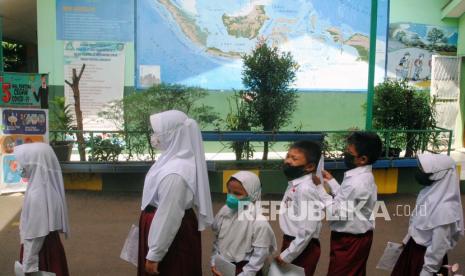 Sejumlah siswa SD antre untuk mendapatkan vaksinasi COVID-19 di SDN Kawung Luwuk, Kota Bogor, Jawa Barat, Rabu (15/12/2021). Pemerintah Kota Bogor mulai melakukan vaksinasi COVID-19 dosis pertama untuk anak usia 6-11 tahun dengan sasaran sebanyak 100.862 anak.