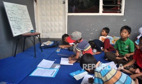  Sejumlah siswa SD belajar matematika di halaman rumah warga di Kampung Matematika, Desa Laladon, Ciomas, Kabupaten Bogor, Jawa Barat. Ilustrasi