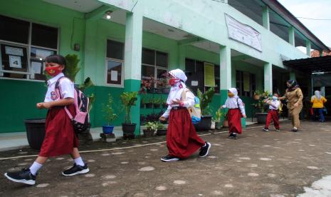 Sejumlah siswa SD berjalan menuju kelas untuk mengikuti pembelajaran tatap muka terbatas (ilustrasi)