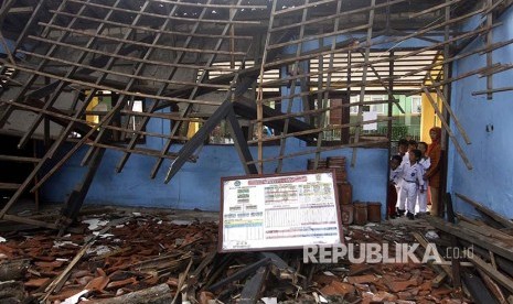 Sejumlah siswa SD didampingi Kepala Sekolah SDN Ciluar 02 melihat bangunan kelas yang ambruk di SDN 02 Ciluar, Sukaraja, Kabupaten Bogor, Jawa Barat, Jumat  (24/11). Ambruknya bangunan kelas diakibatkan oleh hujan deras dan angin kencang serta bangunan sekolah yang sudah lapuk, dalam kejadian tersebut tidak terdapat korban jiwa. 