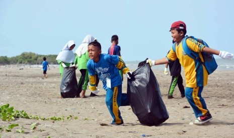 Sejumlah siswa SD mengumpulkan sampah yang berserakan di kawasan hutan mangrove Karangsong, Kecamatan Indramayu, dalam kantong plastik. Program ini disuppot penuh oleh Pertamina RU VI Balongan.