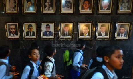     Sejumlah siswa SD menyaksikan foto sejumlah tokoh yang pernah menjabat sebagai ketua DPR di Kompleks Parlemen Senayan, Jakarta, Selasa (23/4).   (Republika/ Tahta Aidilla)