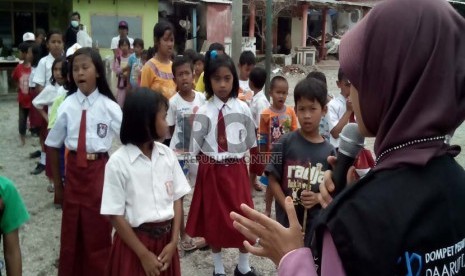 Sejumlah siswa SDN 03 Puncu kembali ke sekolah, setelah sempat diliburkan pascaerupsi gunung Kelud, Senin (24/2