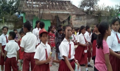 Sejumlah siswa SDN 03 Puncu kembali ke sekolah, setelah sempat diliburkan pascaerupsi gunung Kelud, Senin (24/2