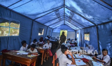 Sejumlah siswa SDN 2 Kadupandak belajar di dalam tenda darurat di Desa Kadupandak, Kecamatan Tambaksari, Kabupaten Ciamis, Jawa Barat, Senin (18/11/2019). 