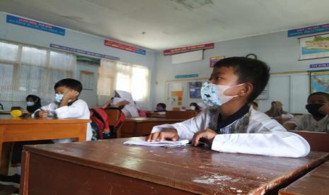 Sejumlah siswa SDN 2 Tugu, Kecamatan Cihideung, Kota Tasikmalaya, melaksanakan PTM terbatas, Jumat (3/9).