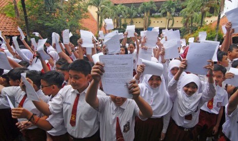 Sejumlah siswa SDN 4 Sukasari menunjukkan surat yang ditujukkan untuk Presiden Indonesia Joko Widodo, Tangerang, Banten, Selasa (29/3).