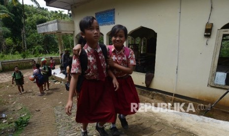 Sejumlah siswa SDN Banaran Pulung beranjak pulang setelah melaksanakan kegiatan belajar mengajar di sekolah sementara yang terletak di Masjid Desa Banaran, Kecamatan Pulung, Kabupaten Ponorogo, Jawa Timur, Rabu (5/4). 