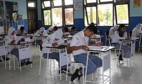 Sejumlah siswa sedang mengerjakan soal Ujian Nasional. 