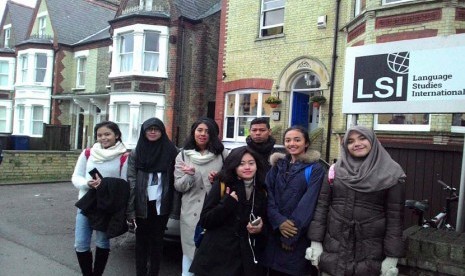 Sejumlah siswa Sekolah Bosowa Bina Insani (SBBI) peserta home stay di Cambridge, Inggris, tahun 2015, berfoto di depan gedung Language Studies International, Cambridge, Senin (23/11).