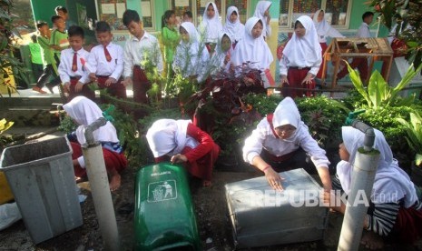 Sejumlah siswa membersihkan tempat sampah untuk pemberantasan sarang nyamuk di SDN Balungbang Jaya 3, Kota Bogor, Jawa Barat (ilustrasi).