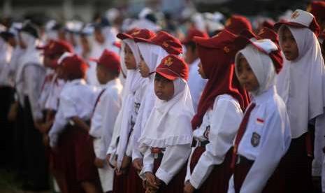 Sejumlah siswa sekolah dasar mengikuti upacara pengibaran bendera merah putih di Lapangan Aji Kuning, Pulau Sebatik, Kalimantan Utara, Jumat (17/8). Pemerintah berencana mengalokasikan anggaran pendidikan sebesar Rp 487,9 triliun.