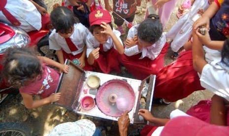 Sejumlah siswa Sekolah Dasar (SD) membeli jajanan harum manis (gulali kapas) di pekarangan sekolah mereka.