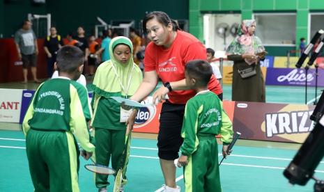 Sejumlah siswa sekolah di Kudus memperhatikan arahan dalam kegiatan Festival SenengMinton 2024 di GOR Djarum, Jati, Kudus, Jawa Tengah. 