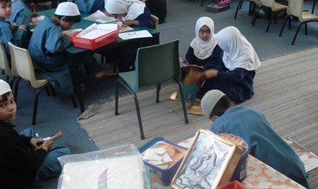 Sejumlah siswa Sekolah Islam Al-Madinah di Auckland, Selandia Baru, tengah belajar bersama.