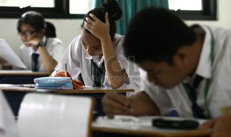  Sejumlah siswa Sekolah Menengah Pertama mengikuti Ujian Nasional yang dimulai hari ini di SMP Negeri 1 Jakarta Pusat, Senin (22/4).    (Republika/Adhi Wicaksono)