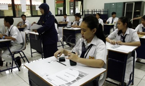  Sejumlah siswa Sekolah Menengah Pertama mengikuti Ujian Nasional yang dimulai hari ini di SMP Negeri 1 Jakarta Pusat, Senin (22/4).    (Republika/Adhi Wicaksono)