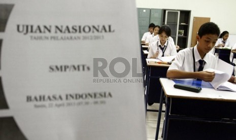  Sejumlah siswa Sekolah Menengah Pertama mengikuti Ujian Nasional yang dimulai hari ini di SMP Negeri 1 Jakarta Pusat, Senin (22/4).    (Republika/Adhi Wicaksono)