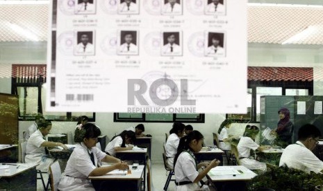  Sejumlah siswa Sekolah Menengah Pertama mengikuti Ujian Nasional yang dimulai hari ini di SMP Negeri 1 Jakarta Pusat, Senin (22/4).    (Republika/Adhi Wicaksono)