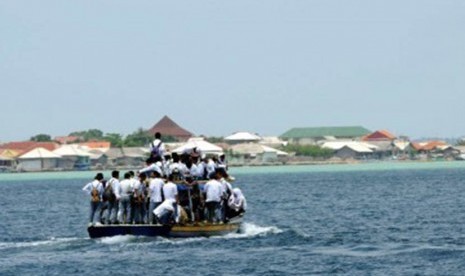 Sejumlah siswa sekolah naik di atas perahu pulang ke pulau di Kepulauan Seribu dari Dermaga Pulau Pramuka, Jakarta, Jumat (17/2). (Republika/Wihdan Hidayat)