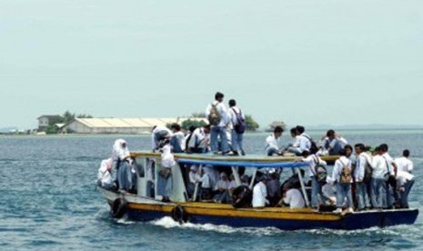 Sejumlah siswa sekolah naik di atas perahu pulang ke pulau di Kepulauan Seribu dari Dermaga Pulau Pramuka, Jakarta, Jumat (17/2). (Republika/Wihdan Hidayat)