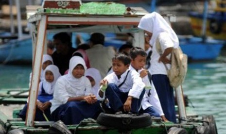 Sejumlah siswa sekolah naik di atas perahu pulang ke pulau di Kepulauan Seribu dari Dermaga Pulau Pramuka, Jakarta, Jumat (17/2). (Republika/Wihdan Hidayat)