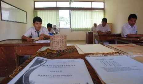 Sejumlah siswa-siswi berkebutuhan khusus bersiap melaksanakan Ujian Nasional (UN) tingkat SMA/MA/SMK/SMA-LB di SLB A Pembina Tingkat Nasional, Jakarta, Senin (16/4).