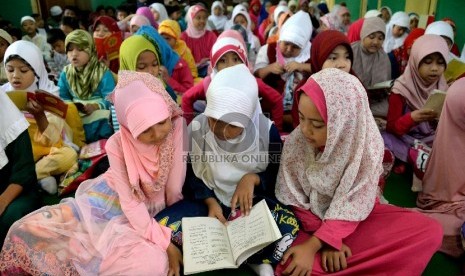  Sejumlah siswa-siswi membaca Juz Amma saat mengikuti kegiatan pesantren kilat Ramadhan.