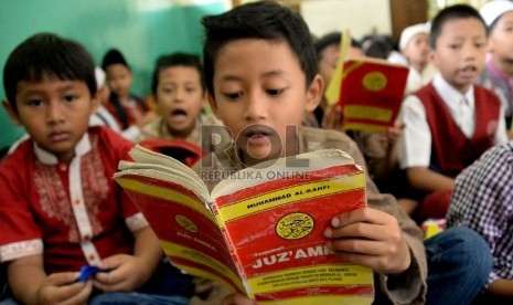  Sejumlah siswa-siswi membaca Juz Amma saat mengikuti kegiatan pesantren kilat Ramadhan.