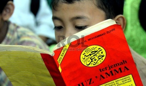 Sejumlah siswa-siswi membaca Juz Amma saat mengikuti kegiatan pesantren kilat Ramadhan di SDN Menteng Atas 02 Pagi, Jakarta, Selasa (23/6). 