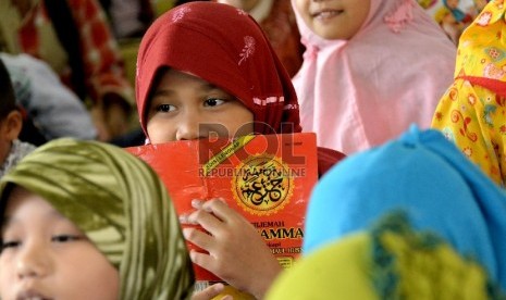 Sejumlah siswa-siswi membaca Juz Amma saat mengikuti kegiatan pesantren kilat Ramadhan di SDN Menteng Atas 02 Pagi, Jakarta, Selasa (23/6). 