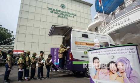 Peran Muhammadiyah di dunia pendidikan sangat besar. Sejumlah siswa-siswi mengantre untuk melakukan transaksi perbankan di kompleks Sekolah Muhammadiyah, Jakarta, Rabu (4/9/2019).