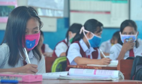 Sejumlah siswa-siswi mengenakan masker saat kegiatan belajar mengajar di SDN 1 Palembang, Sumsel, Senin (14/9).