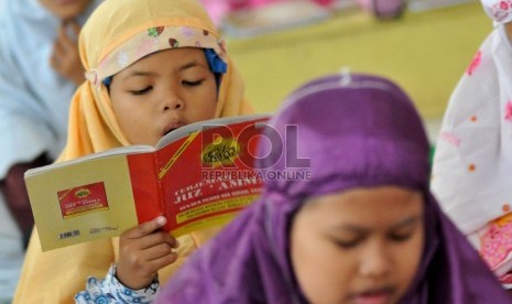 Sejumlah siswa-siswi mengikuti kegiatan pesantren. (Ilustrasi) 