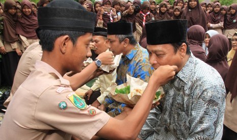 Sejumlah siswa-siswi menyuapkan nasi kepada guru saat peringatan Hari Guru Nasional (HGN) di Madrasah Tsanawiyah Negeri (MTsN) 3 Aceh Barat, Aceh, Sabtu (24/11/2018). 