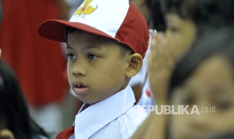 Sejumlah siswa-siswi murid baru kelas 1 mengikuti apel pada hari pertama masuk sekolah di Sekolah Dasar Negeri (SDN) Pajetan Barat 10 Pagi, Jakarta Selatan, Senin (10/7).