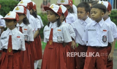 Sejumlah siswa-siswi murid baru kelas 1 mengikuti apel pada hari pertama masuk sekolah di Sekolah Dasar Negeri (SDN) Pejaten Barat 10 Pagi, Jakarta Selatan, Senin (10/7). (Ilustrasi)