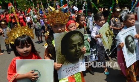 Sejumlah Siswa-siswi Sekolah Alternatif Anak Jalanan melakukan karnaval di Kawasan Epicentrum, Jakarta Selatan, Kamis (21/4).  (Republika/ Raisan Al Farisi)