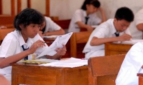 Sejumlah siswa-siswi Sekolah Menengah Pertama (SMP) mengikuti Ujian Nasional (UN) di SMP Negeri 107, Jakarta Selatan.