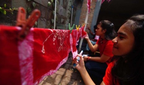 Sejumlah siswa-siswi SMP Masudirini mengikuti proses membatik di Museum Tekstil, Jakarta Barat, Kamis (2/10). (Republika/Raisan Al Farisi)