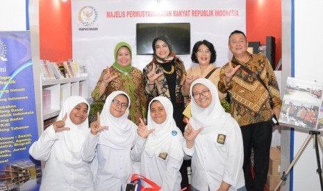 Sejumlah siswa SMA berfoto di stand Humas MPR yang hadir mengikuti pameran Hari Press Nasional (HPN) XVIII Tahun 2018  di Padang, 6 hingga 9 Februari 2018