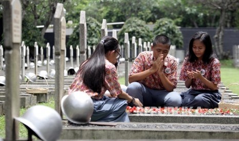 Sejumlah siswa SMA berprestasi berziarah di Taman Makam Pahlawan Nasional (TMPN), Kalibata, Jakarta, Rabu (2/11).