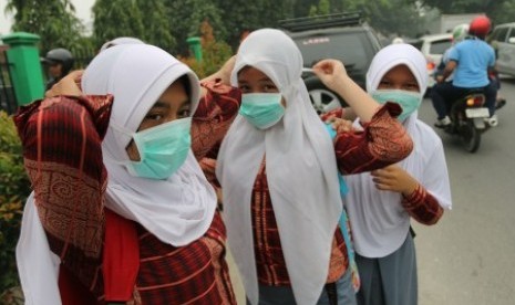 Sejumlah siswa SMA Negeri 2 Medan memakai masker yang dibagikan dinas kesehatan, di Medan, Sumatera Utara, Jumat (23/10). 