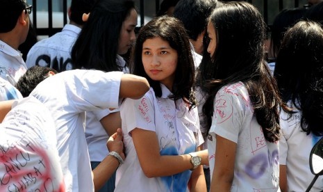 Sejumlah siswa SMA Negeri 26 Jakarta melakukan aksi corat-coret seragam mereka ketika merayakan kelulusan ujian nasional (UN), Jumat (24/5).