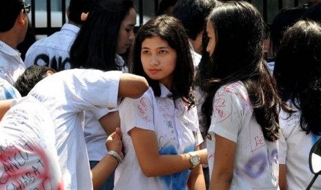 Sejumlah siswa SMA Negeri 26 Jakarta melakukan aksi corat-coret seragam mereka ketika merayakan kelulusan ujian nasional (UN), Jumat (24/5).