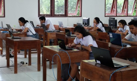 Sejumlah siswa SMA mengikuti Ujian Nasional 