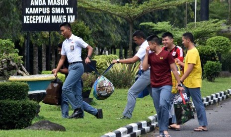 Sejumlah siswa SMA Taruna Nusantara melintas di lingkungan sekolah mereka di Mertoyudan, Kabupaten Magelang, Jawa Tengah, Senin (3/4). 